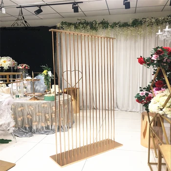 Romantiška vestuvių rekvizitai gimtadienio dekoro metalo fone arch vejos dirbtinių gėlių eilėje stovėti prie sienos lentynos