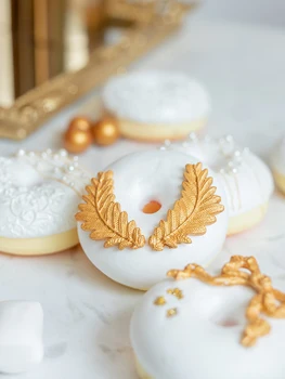 Modeliavimo pyragas maisto modelį, vestuvių platinum spurgos desertas stalo scenos išdėstymas langų apdailos fotografavimo rekvizitai